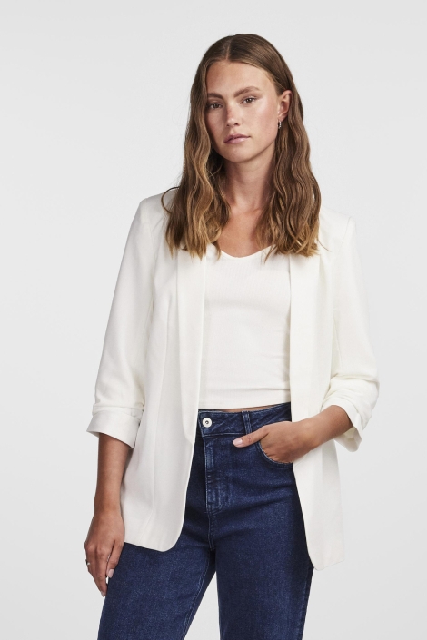 Pieces witte dames blazer | Model vooraanzicht