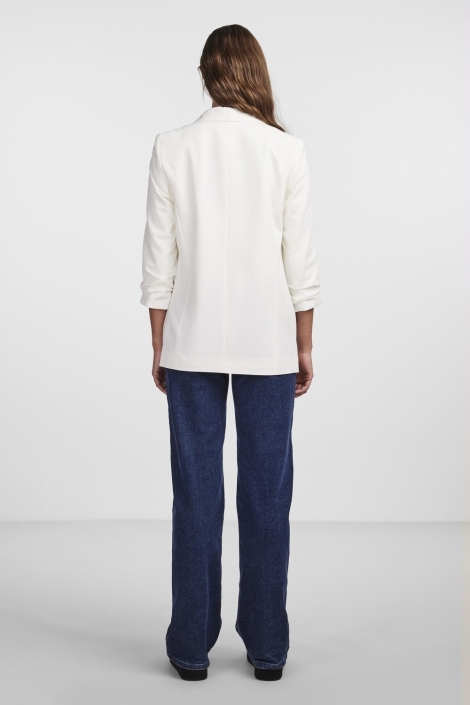 Pieces witte dames blazer | Model achteraanzicht
