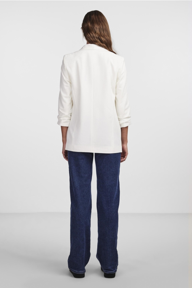 Pieces witte dames blazer | Model achteraanzicht
