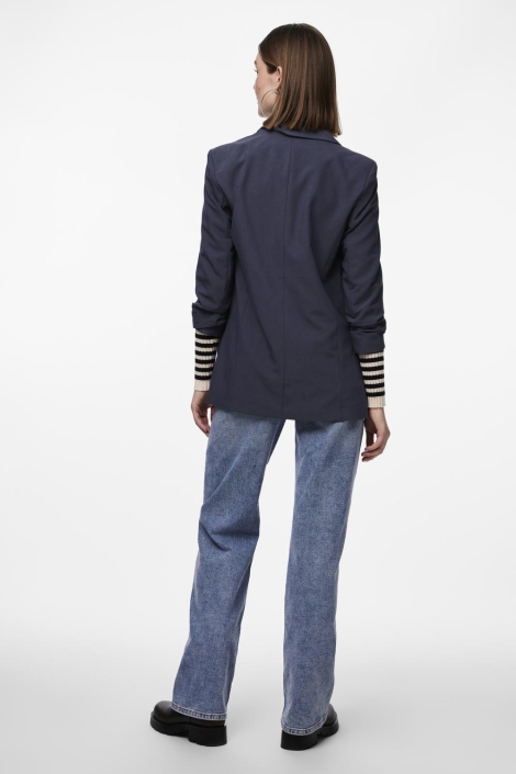 Pieces blauwe dames blazer | Model achteraanzicht