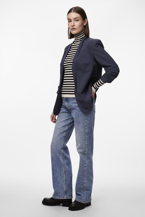 Pieces blauwe dames blazer | Model zijaanzicht