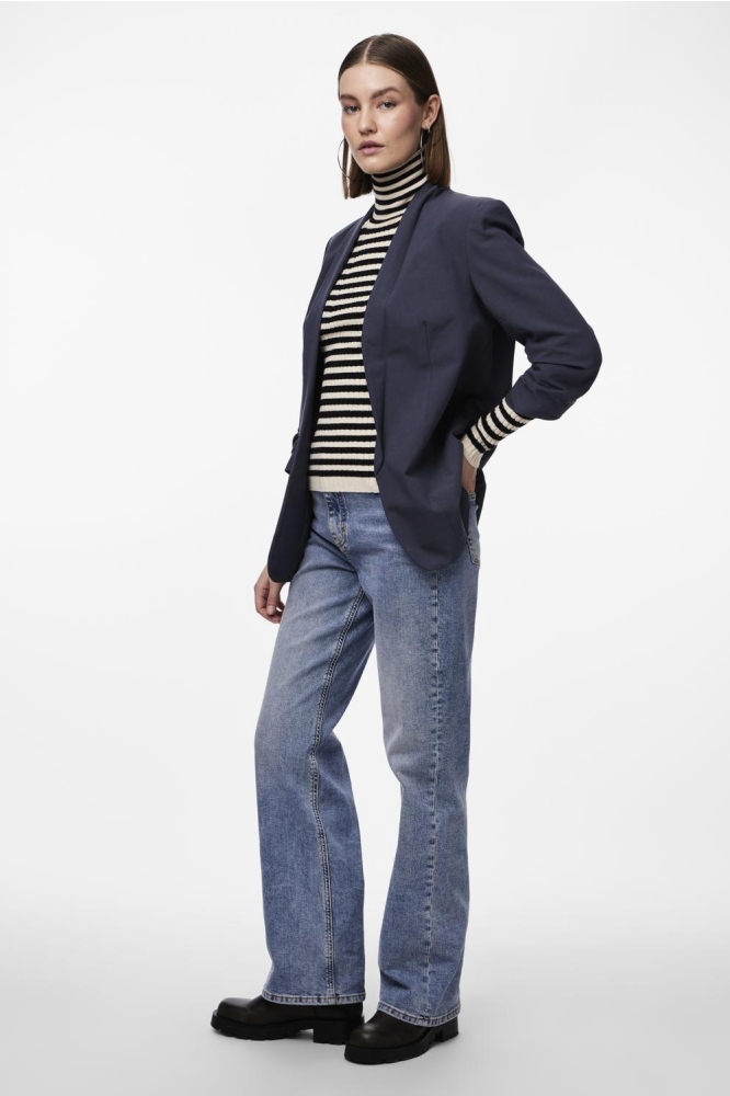 Pieces blauwe dames blazer | Model zijaanzicht