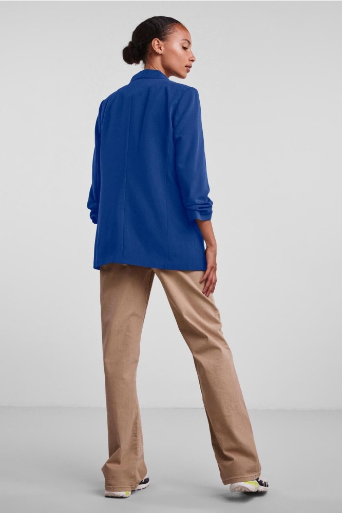Pieces blauwe dames blazer | Model achteraanzicht