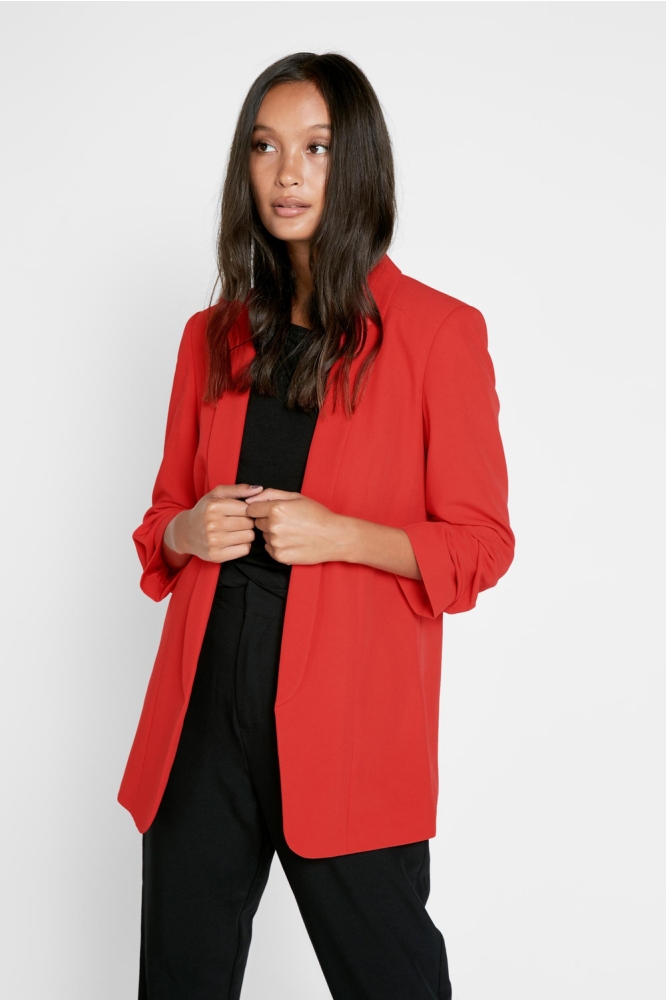 Pieces rode dames blazer | Model vooraanzicht