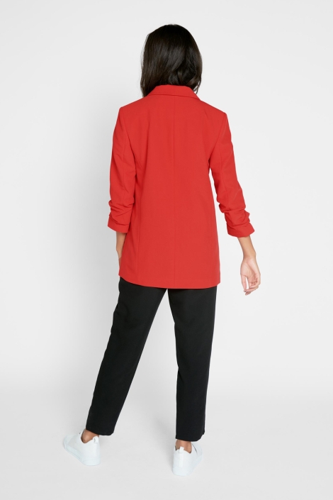 Pieces rode dames blazer | Model achteraanzicht
