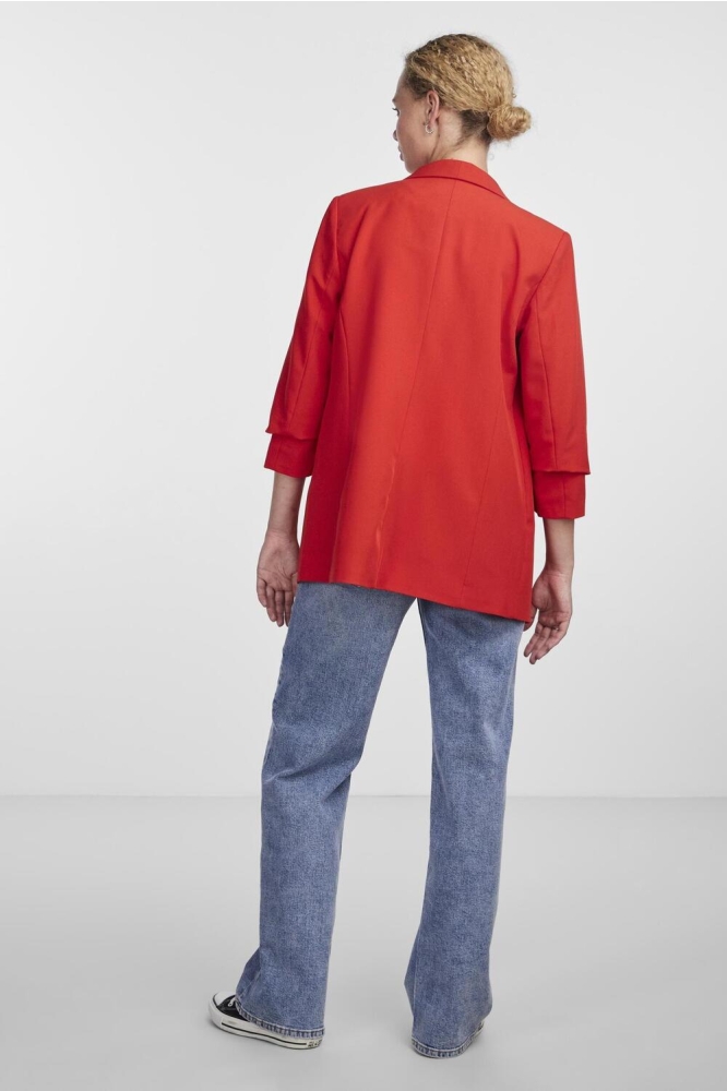 Pieces rode dames blazer | Model achteraanzicht