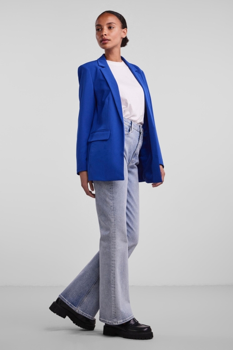 Pieces blauwe dames blazer | Model vooraanzicht