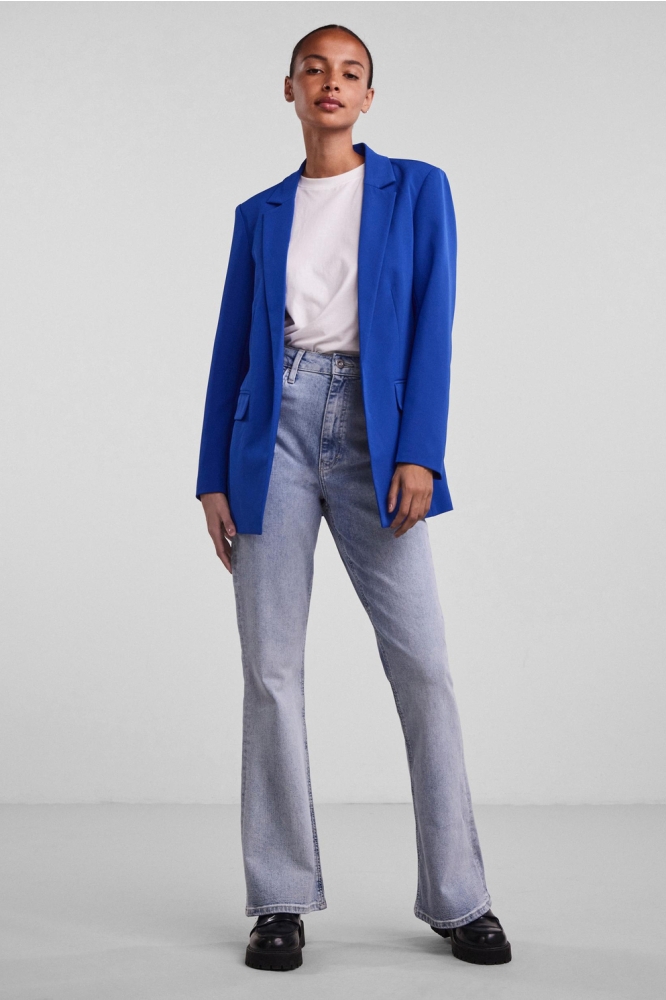 Pieces blauwe dames blazer | Model vooraanzicht