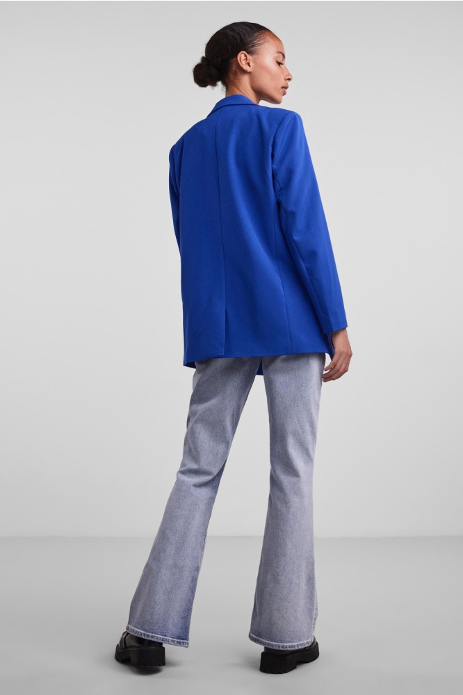 Pieces blauwe dames blazer | Model achteraanzicht
