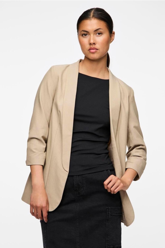 Pieces beige dames blazer | Model vooraanzicht