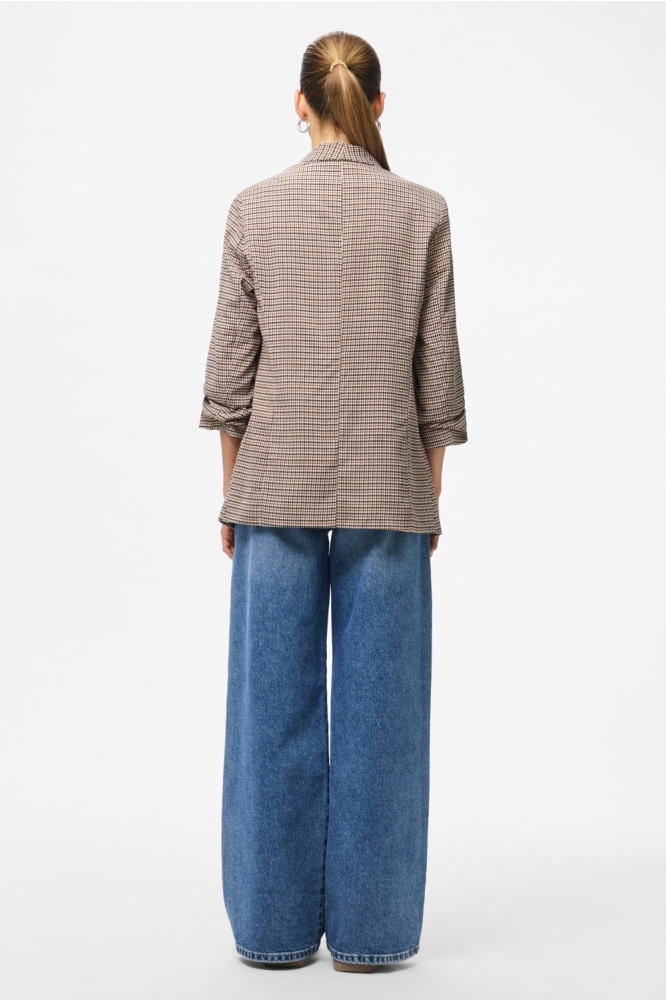 Pieces beige dames blazer | Model achteraanzicht