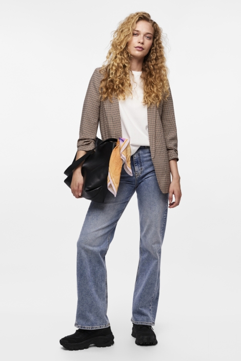 Pieces beige dames blazer | Model vooraanzicht
