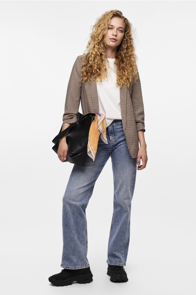 Pieces beige dames blazer | Model vooraanzicht