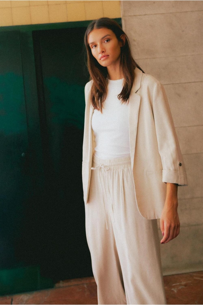 Vero Moda ecru dames blazer | Sfeerbeeld, In situatie