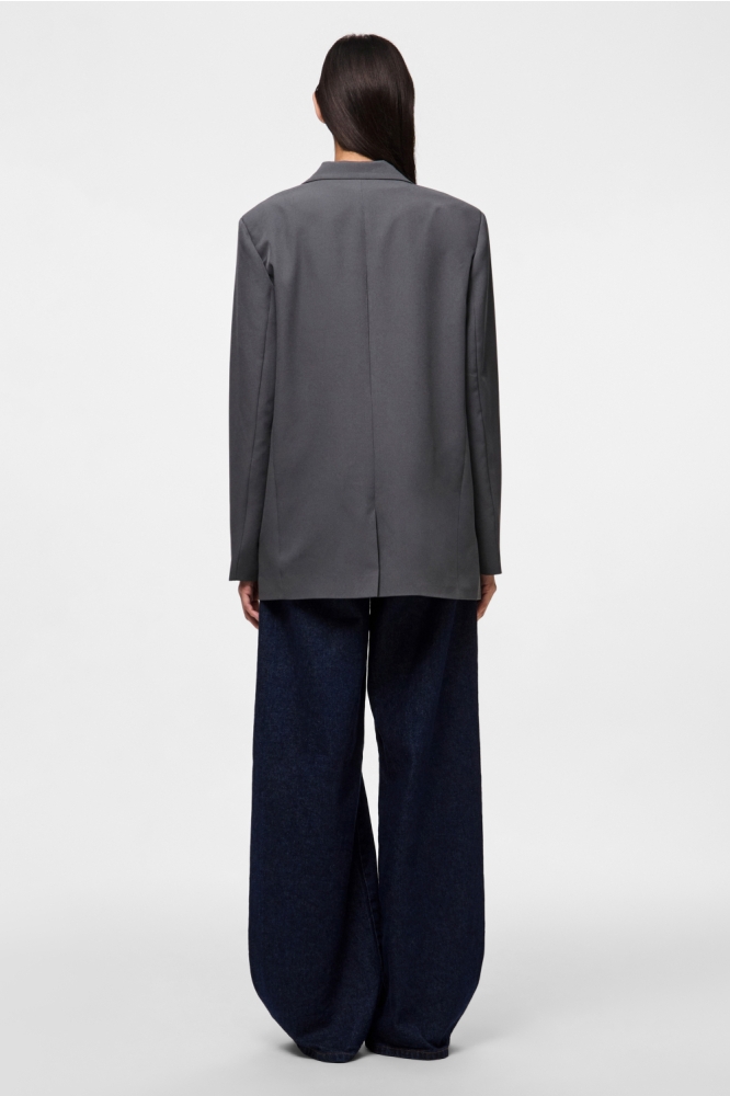 Pieces grijze dames blazer | Model achteraanzicht