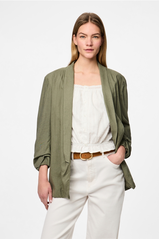 Pieces groene dames blazer | Model vooraanzicht
