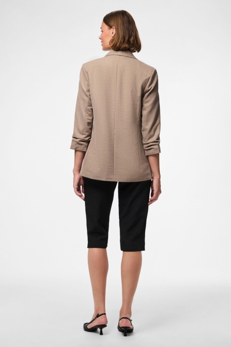 Pieces taupe dames blazer | Model achteraanzicht