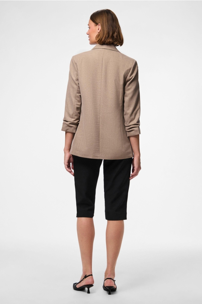 Pieces taupe dames blazer | Model achteraanzicht