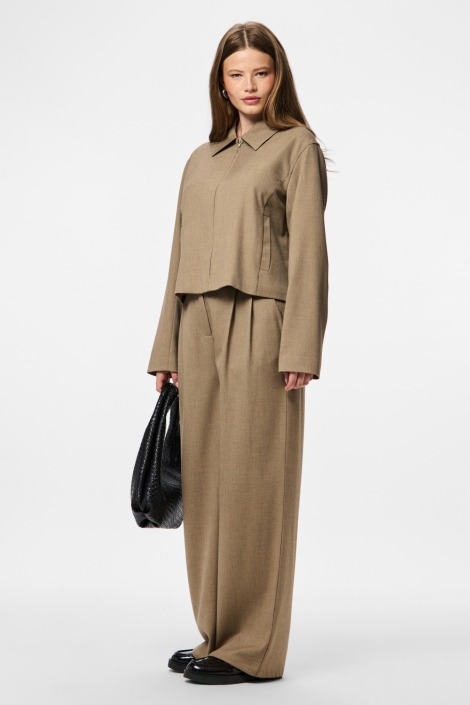 Pieces camel dames blazer | Model zijaanzicht