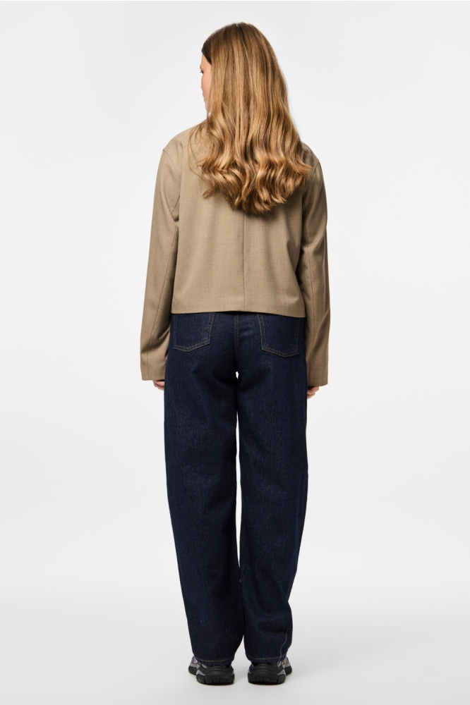 Pieces camel dames blazer | Model achteraanzicht