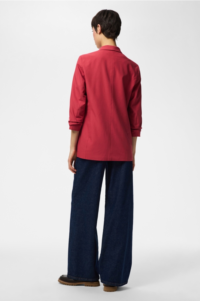 Pieces rode dames blazer | Model achteraanzicht