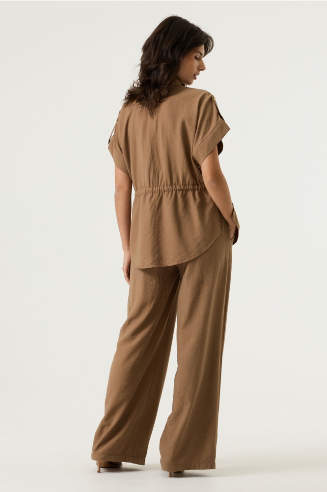 Garcia taupe dames blouse | Model achteraanzicht