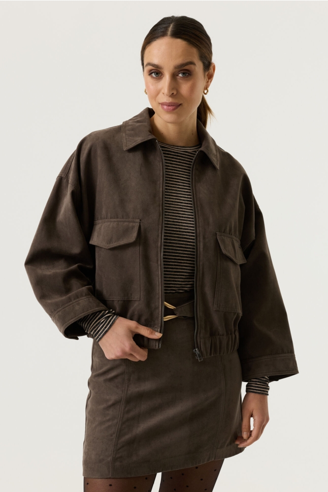 Garcia bruine dames jas | Model vooraanzicht