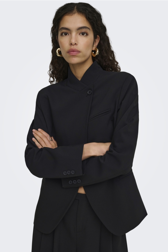 Only zwarte dames blazer | Model vooraanzicht