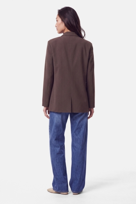 Pieces bruine dames blazer | Model achteraanzicht