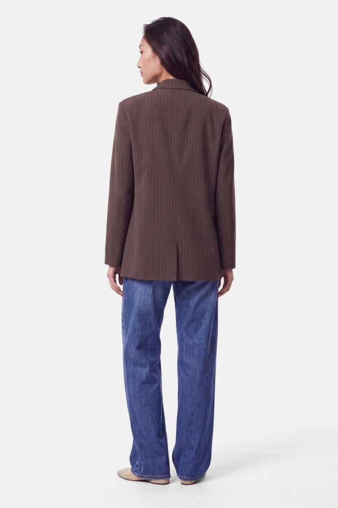 Pieces bruine dames blazer | Model achteraanzicht