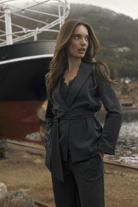 Lady Day grijze dames blazer | Sfeerbeeld, In situatie
