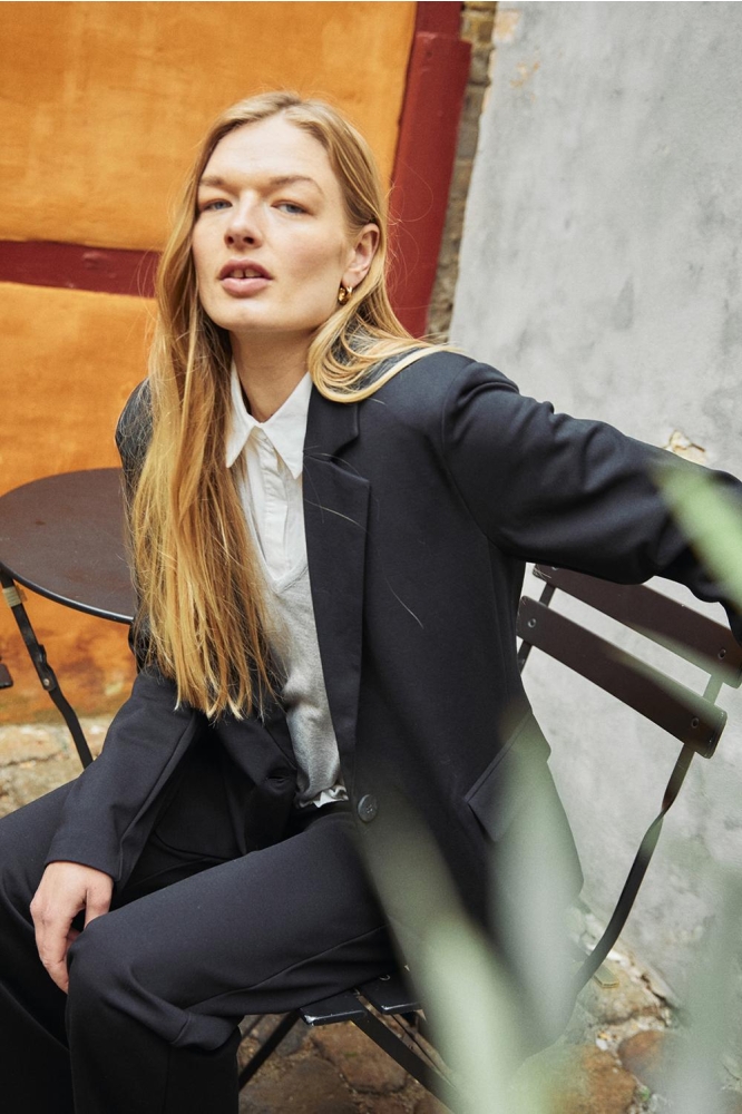 Freequent zwarte dames blazer | Sfeerbeeld, In situatie