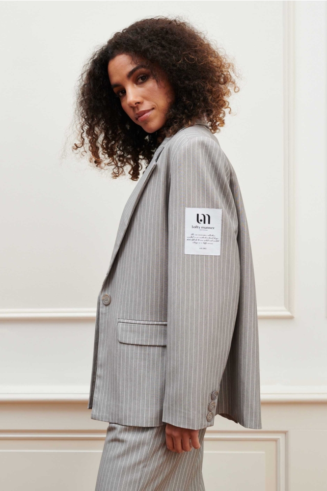 Lofty Manner grijze dames blazer | Model zijaanzicht
