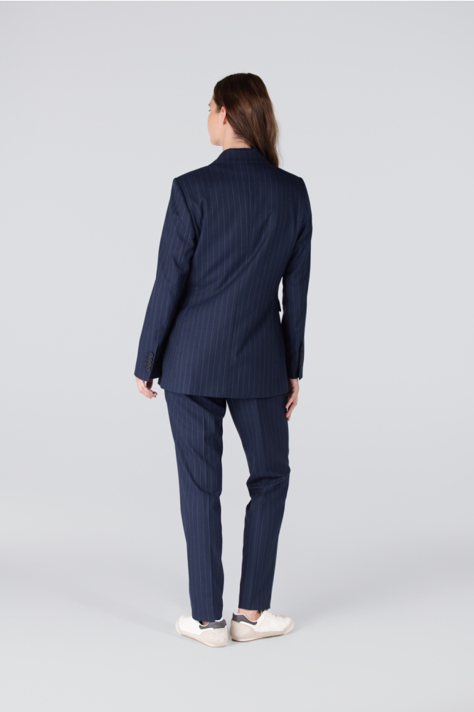 Juffrouw Jansen blauwe dames blazer | Model achteraanzicht