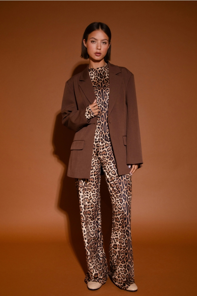 Studio Amaya bruine dames blazer | Model