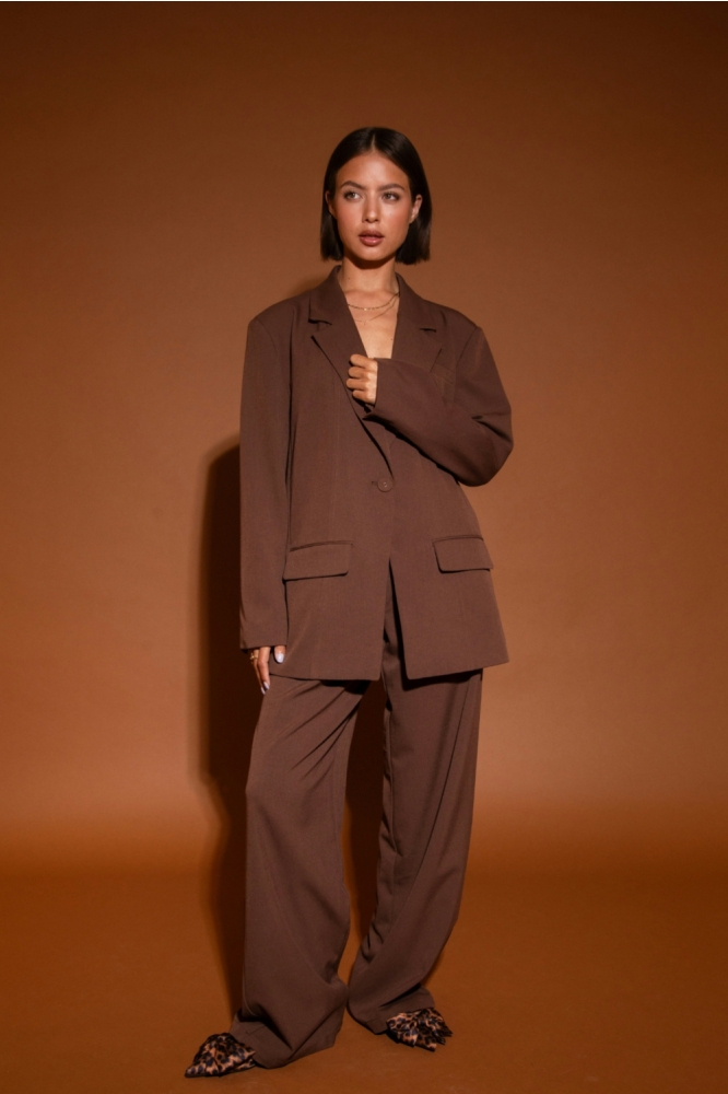 Studio Amaya bruine dames blazer | Model