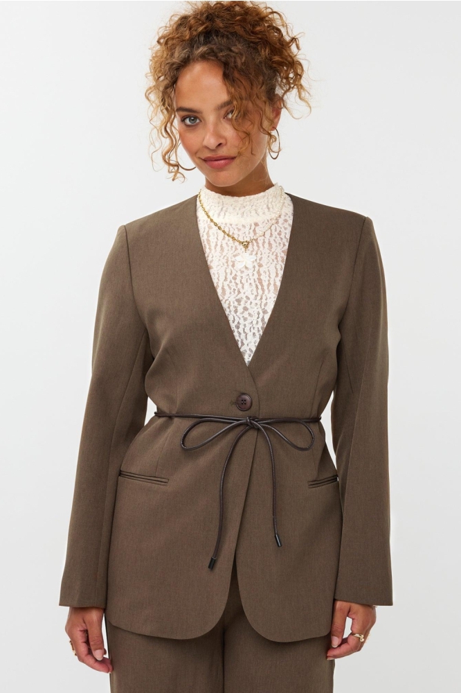 Ydence bruine dames blazer | Model vooraanzicht