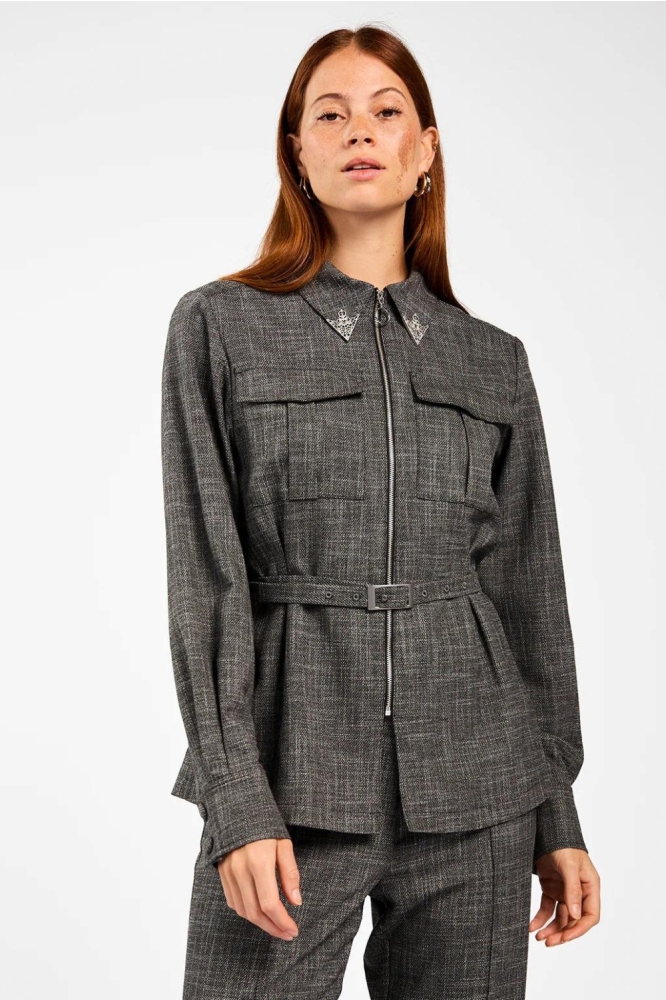 Aaiko zwarte dames blazer | Model vooraanzicht