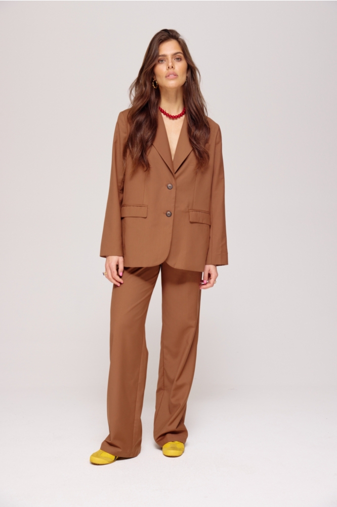 Harper & Yve camel dames blazer | Model achteraanzicht