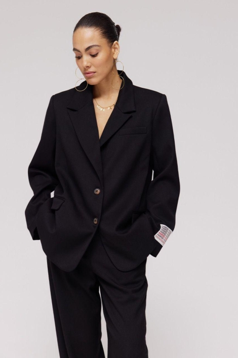 Harper & Yve zwarte dames blazer | Model vooraanzicht