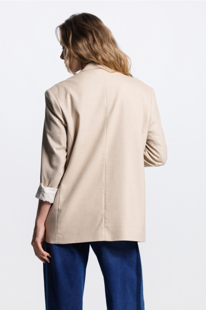 Juffrouw Jansen zand dames blazer | Model achteraanzicht
