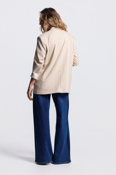 Juffrouw Jansen zand dames blazer | Model achteraanzicht