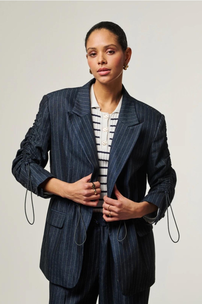 Aaiko blauwe dames blazer | Model vooraanzicht