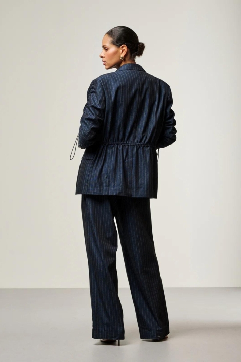 Aaiko blauwe dames blazer | Model achteraanzicht