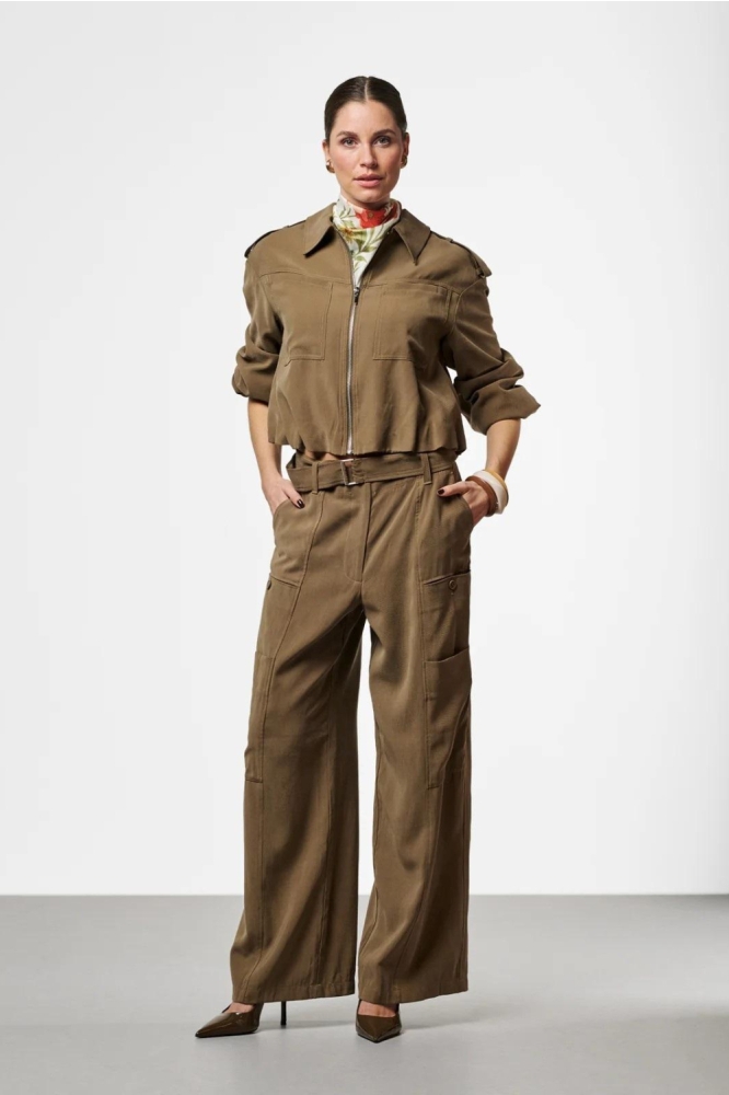 Aaiko groene dames jas | Model