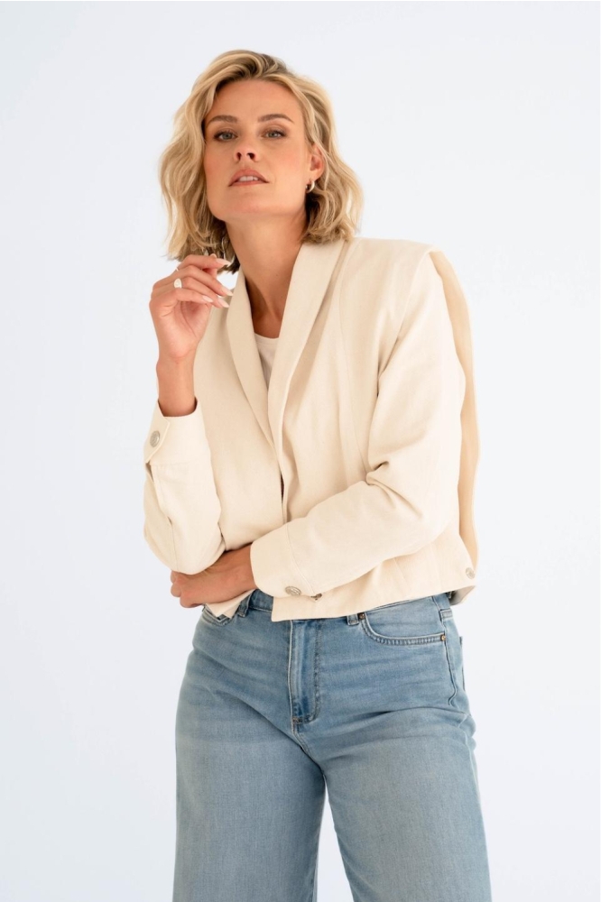 Maicazz ecru dames jas | Model vooraanzicht