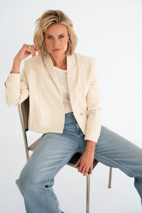 Maicazz ecru dames jas | Model vooraanzicht