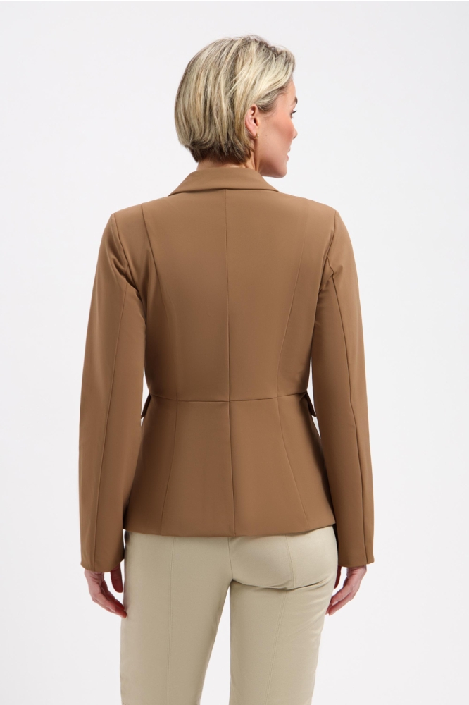 Lady Day camel dames blazer | Model achteraanzicht