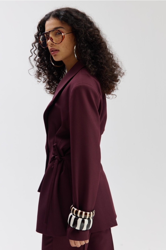 Harper & Yve bordeaux dames blazer | Model zijaanzicht