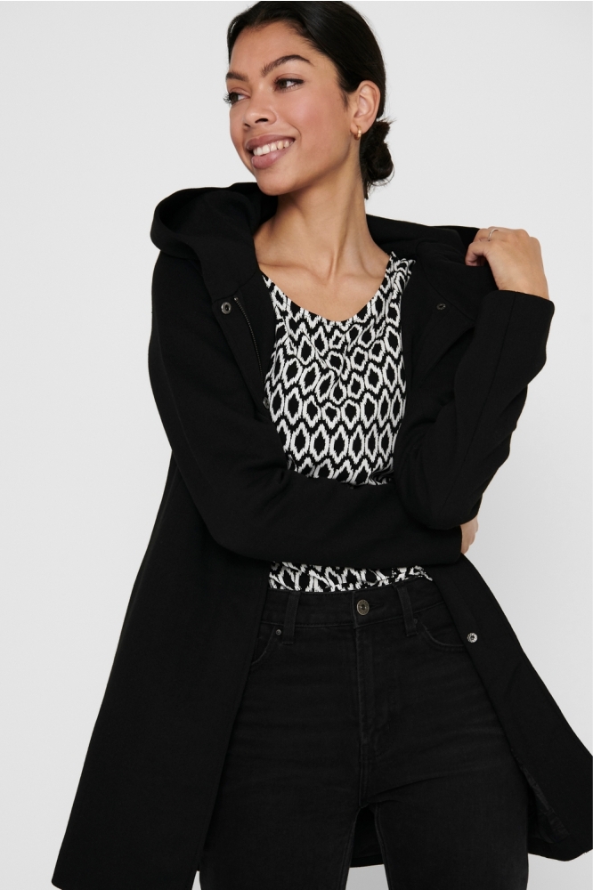 Only zwarte dames jas | Model vooraanzicht